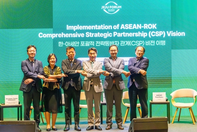 김재신(왼쪽 네 번째) 한-아세안센터 사무총장이 지난 26일  제주 해비치호텔앤리조트에서 열린 제주포럼 ‘한-아세안 포괄적 전략동반자 관계(CSP) 비전 이행’ 세션에서 연사들과 기념촬영을 하고 있다. 한-아세안센터 제공