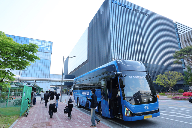 인천 송도의 삼성바이오로직스 공장에 지난달 6일 직원들이 출근하고 있다. 연합뉴스