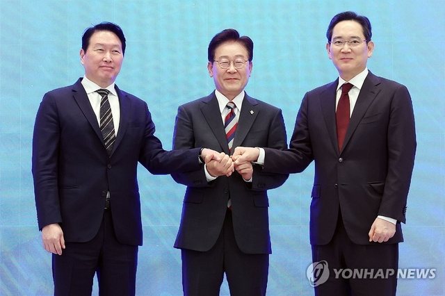 이재명 대통령과 이재용 삼성전자 회장, 최태원 SK그룹 회장이 29일 청와대에서 열린 3대 메가프로젝트 국민보고회에서 기업 투자계획 발표 후 손을 잡고 있다. 연합뉴스
