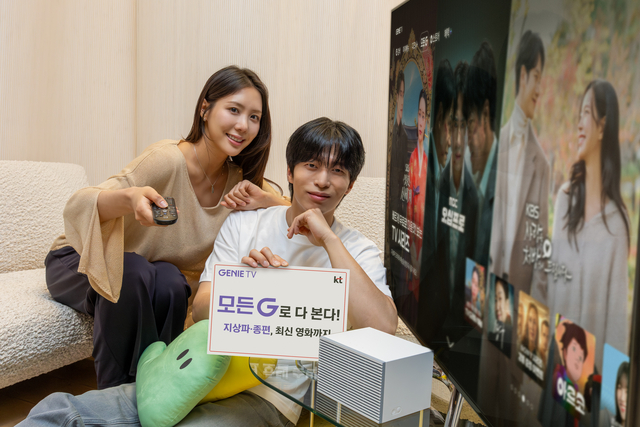 모델들이 지상파·종편에서 최신 영화까지 다 볼 수 있는 ‘지니 TV 모든G’를 소개하고 있다. KT 제공