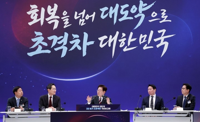 이재명 대통령이 29일 청와대에서 열린 3대 메가프로젝트 국민보고회에서 발언하고 있다. 왼쪽부터 구윤철 부총리 겸 재정경제부 장관, 이재용 삼성전자 회장, 이 대통령, 최태원 SK그룹 회장, 배경훈 부총리 겸 과학기술정보통신부 장관. 연합뉴스