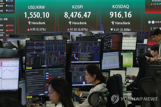30일 서울 중구 하나은행 본점 딜링룸 현황판에 원·달러 환율이 표시돼 있다. 연합뉴스
