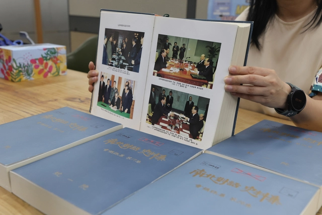 통일부가 1991년 12월부터 1993년 1월까지 진행된 서른 두 차례의 남북간 핵문제 협상 과정을 기록한 문서를 공개했다. 이번에 공개된 문서는 최초로 남북 당사자간 북한 핵문제를 협의했던 시기의 회담 문서로,「한반도 비핵화 공동선언」채택 과정과 이후 남북 대표간 접촉 및 회담 과정이 담겼다. 사진은 지난 6월 23일 서울 종로구 정부서울청사에서 통일부 관계자가 해당 문서를 펼쳐 보이는 모습. [연합뉴스]