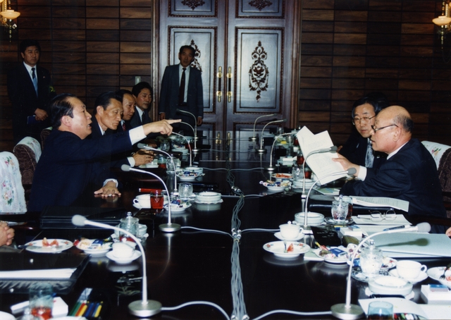 통일부는 1991년 12월부터 1993년 1월까지 총 32회에 걸쳐 진행된 핵협상을 기록한 3836쪽 분량의 남북회담 문서를 30일 새로 공개했다. 이번 남북회담 문서 공개는 2022년 5월 첫 공개 이래 여덟 번째로 ‘한반도 비핵화 공동선언’ 채택(1991.12) 과정과 그 후 남북 대표 간 접촉 및 회담이 대상이다. 사진은 지난 1992년 4월 21일 통일각에서 열린 남북핵통제공동위원회 제3차회의 회의장면. [통일부 제공·연합뉴스]