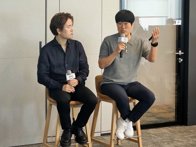 신은수(왼쪽) AWS코리아 보안 전문 수석 SA와 이진욱 LG CNS 레드팀장이 1일 서울 강남 AWS코리아 오피스에서 열린 'AWS 시큐리티 101' 간담회에서 기자들의 질문에 답하고 있다. 팽동현 기자
