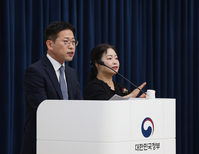 박성희(왼쪽) 인사혁신처 인사혁신국장이 1일 정부세종청사에서 ‘5급 조기 승진제’ 공개경쟁 승진시험 첫 시행 공고와 관련해 브리핑을 하고 있다. [인사처 제공]