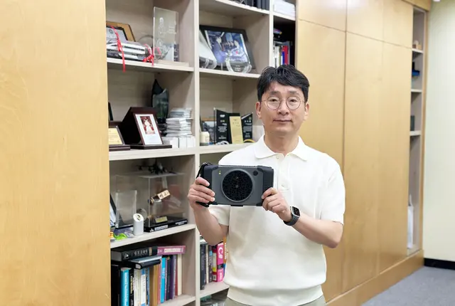 김영기 에스엠인스트루먼트 대표가 초음파 음향 카메라에 대해 설명하고 있다. SMI 제공.
