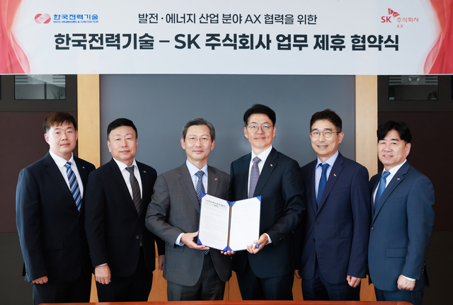 한국전력기술 장현영(왼쪽 두번째부터) 연구원장, 김태균 사장, SK AX 김완종 사장, 손건일 CCO 등 관계자들이 경기 분당 SK U타워에서 ‘발전·에너지 산업 분야 AX 협력을 위한 업무협약’을 맺고 기념촬영하고 있다. SK AX 제공