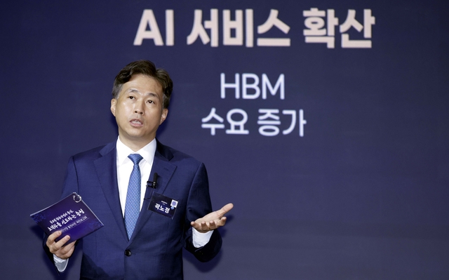 곽노정 SK하이닉스 대표가 2일 충남 아산시에서 이재명 대통령 주재로 열린 충청권 첨단산업 발전비전 국민보고회에서 투자계획을 발표하고 있다. [연합뉴스]