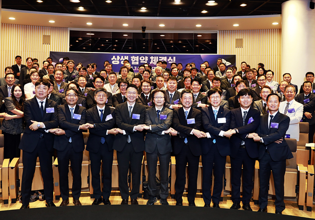 정재헌(앞줄 왼쪽 세 번째부터) SK텔레콤 최고경영자(CEO), 최창원 SK수펙스추구협의회 의장, 주병기 공정거래위원장, 지동섭 SK수펙스추구협의회 SV위원장, 안현 SK하이닉스 사장 등 참석자들이 2일 서울 중구 SKT타워에서 열린 ‘SK-1·2·3차 협력사 간 상생 협약’ 체결식에서 기념촬영을 하고 있다. SK 제공