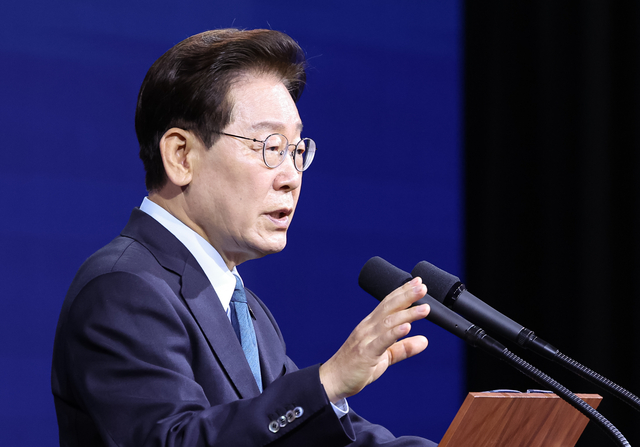 이재명 대통령이 2일 충남 아산시에서 열린 충청권 첨단산업 발전비전 국민보고회에서 축사를 하고 있다. 연합뉴스