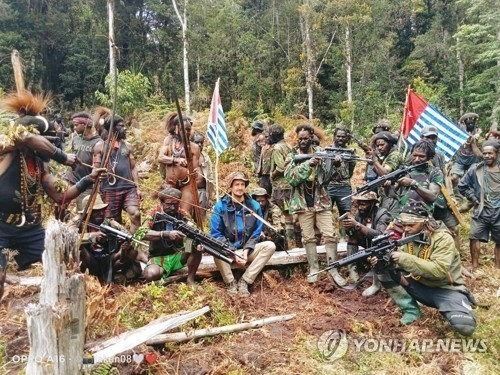 지난 2023년 뉴질랜드인 조종사(가운데)를 납치한 서파푸아 민족해방군. [로이터=연합뉴스 자료사진]