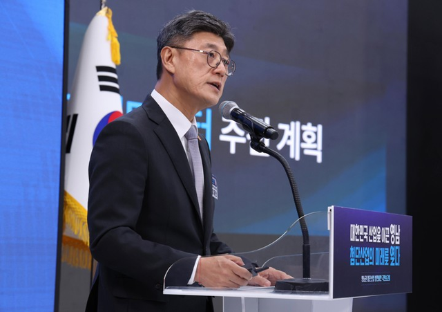 정재헌 SK텔레콤 대표이사 사장이 3일 경남 진주시에서 이재명 대통령 주재로 열린 영남권 첨단산업 발전비전 국민보고회에서 투자계획을 발표하고 있다.  [청와대통신사진기자단]