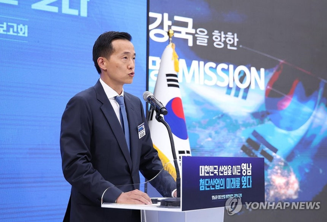 김동관 한화그룹 부회장이 3일 경남 진주시에서 이재명 대통령 주재로 열린 영남권 첨단산업 발전비전 국민보고회에서 투자계획을 발표하고 있다. 연합뉴스