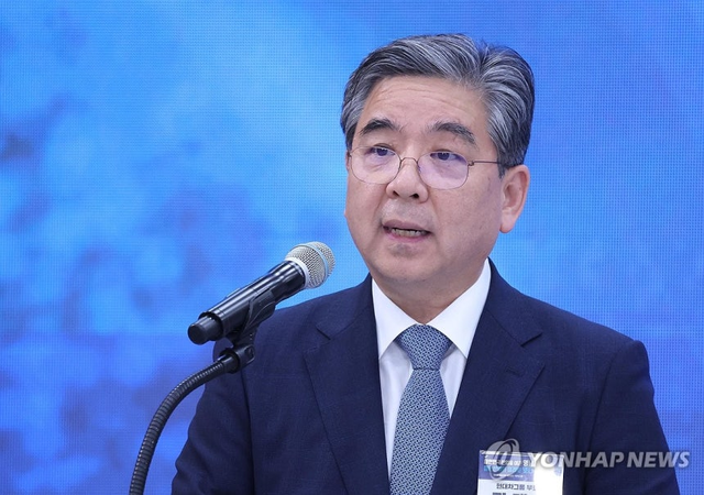 장재훈 현대차그룹 부회장이 3일 경남 진주시에서 열린 영남권 첨단산업 발전비전 국민보고회에서 투자계획을 발표하고 있다. 연합뉴스