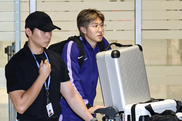 2026 북중미 월드컵을 마친 한국 축구대표팀의 이강인이 30일 인천국제공항 제2여객터미널을 통해 귀국하고 있다.  [연합뉴스]