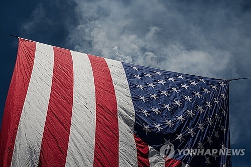 켄터키주에서 열린 독립 250주년 기념행사에 걸린 성조기. AP 연합뉴스