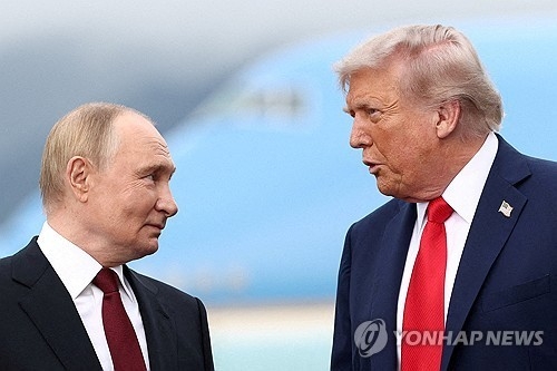 작년 8월 15일 알래스카에서 만난 푸틴과 트럼프. 로이터 연합뉴스 자료사진