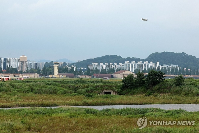 호남권 반도체 클러스터가 조성될 광주 군 공항에서 훈련기가 하늘을 날고 있다. 연합뉴스