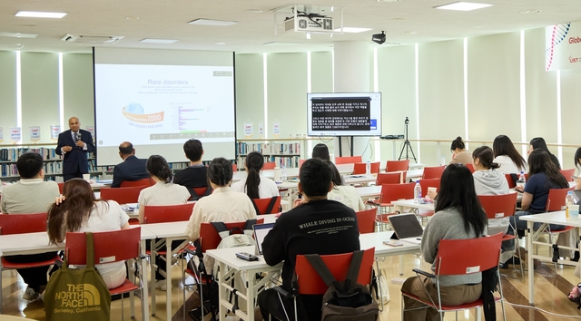 UST 글로벌 알파 클래스 강의를 진행한 라주 쿠첼라파티 하버드 의대 석좌교수(UST 특임교원). UST 제공.