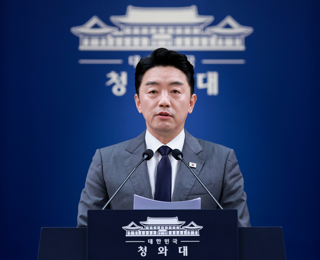 강훈식 비서실장이 6일 청와대 춘추관에서 이날 오전 열린 메가프로젝트 민관합동 점검회의 결과 브리핑을 하고 있다.