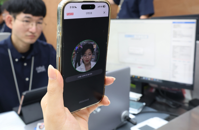 6일 서울 시내 한 휴대전화 매장에서 직원이 안면인증 절차를 시연하고 있다. 연합뉴스