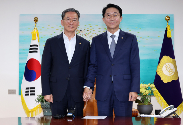 조정식 국회의장이 7일 국회의장실을 찾은 정성호 법무부 장관과 기념 촬영을 하고 있다. 연합뉴스