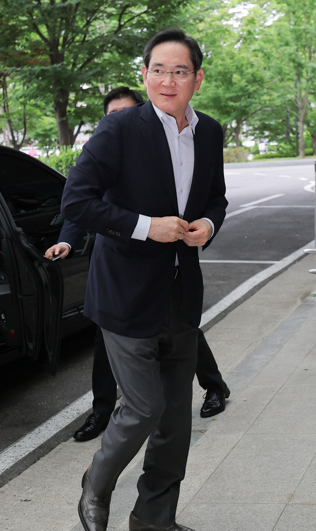 삼성전자가 사상 최대 분기 영업이익을 내놓은 7일 이재용 삼성전자 회장이 환한 표정으로 서울 김포비즈니스항공센터에 도착하고 있다. 이 회장은 이날 미국 시애틀로 출국했다. 연합뉴스