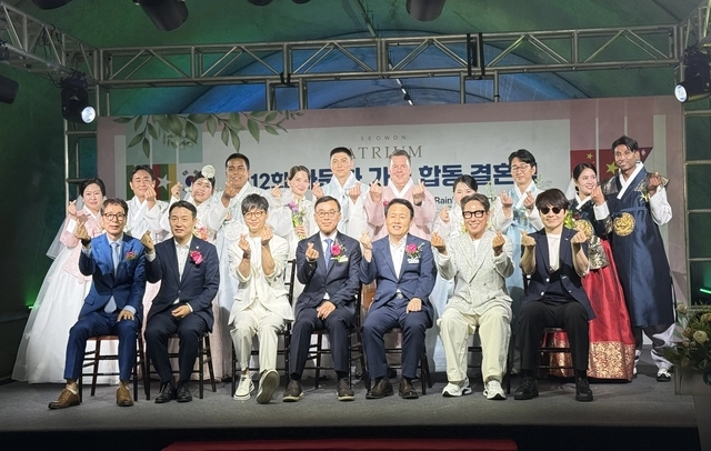경기 파주시 서원밸리컨트리클럽에서 열린 다문화가정 무료 합동결혼식에서 신혼부부들과 참석자들이 기념 촬영을 하고 있다. [대보그룹 제공]
