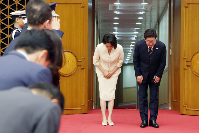 북대서양조약기구(NATO·나토) 정상회의 참석과 몽골 국빈 방문을 위해 출국하는 이재명 대통령 부부가 7일 성남 서울공항에서 환송객들을 향해 인사하고 있다. 연합뉴스