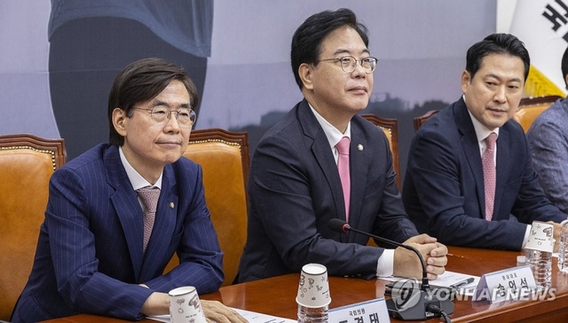 조경태 국민의힘 의원(왼쪽 첫 번째)과 장동혁 대표(왼쪽 세 번째) 등이 지난해 8월 28일 국회에서 열린 당 중진회의에 참여하고 있다. 연합뉴스
