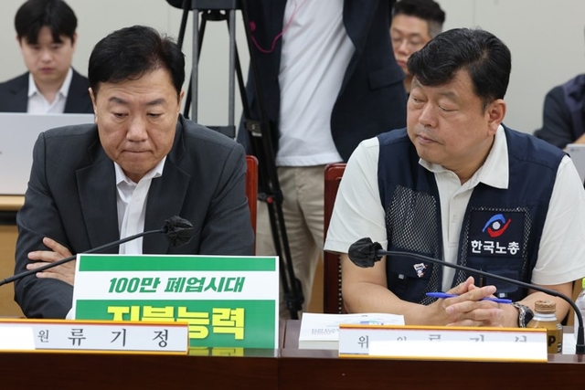 지난 2일 열린 제11차 전원회의에서 사용자위원인 류기정 한국경영자총협회(경총) 전무와 근로자위원인 류기섭 한국노총 사무총장(오른쪽)이 굳은 표정으로 참석자들의 발언을 듣는 모습. 연합뉴스