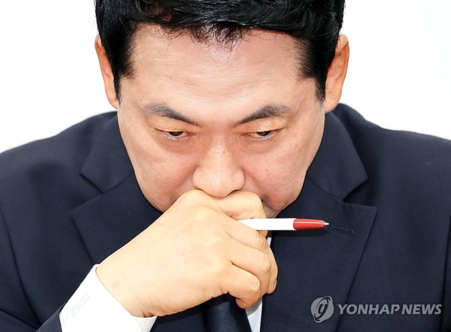장동혁 국민의힘 대표가 지난 6일 국회에서 열린 최고위원회의에서 잠시 생각에 잠겨 있다. 연합뉴스