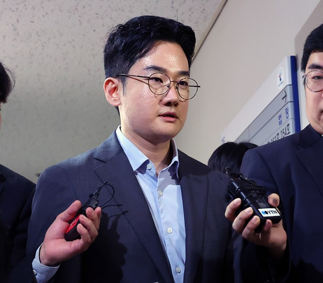 지난 6·3 지방선거에서 ‘음료 테러 자작극’ 의혹을 받는 정이한 전 개혁신당 부산시장 후보가 8일 부산지방법원에 구속 전 피의자 심문(영장실질심사)에 출석하기위해 법정에 들어서고 있다. [부산=연합뉴스]