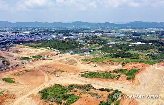 지난달 30일 오후 광주 김대중컨벤션센터에서 열린 서남권 첨단산업 발전비전 국민보고회에서 삼성전자와 SK하이닉스는 호남권에 반도체 생산공장(팹)을 만들겠다는 투자 계획을 발표했다. 사진은 반도체 공장 후보지 가운데 한 곳으로 거론되는 광주 첨단 3지구 일원. 연합뉴스