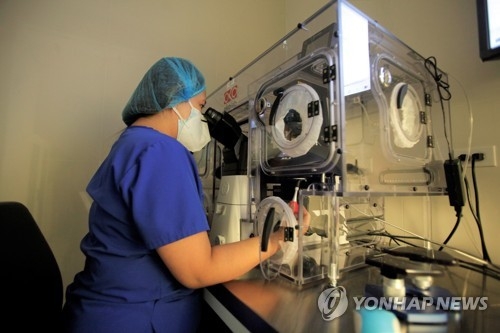 불임 치료 병원의 의료진. EPA 연합뉴스 자료사진
