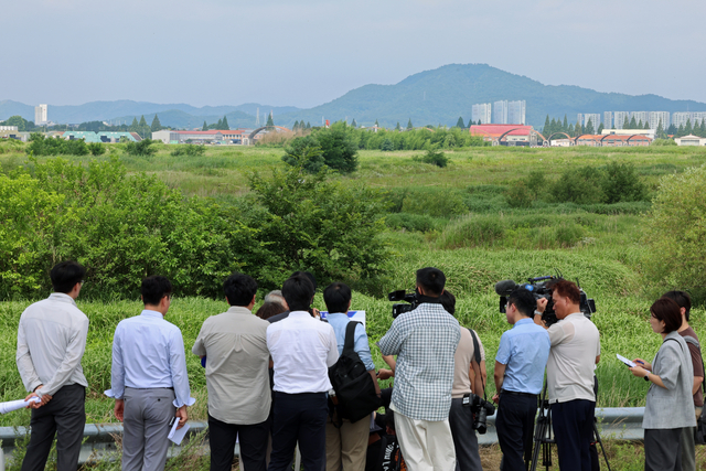 7일 전남광주 광산구 광주 군 공항 인근에서 민형배 전남광주통합특별시장이 참석한 가운데 반도체 클러스터 부지 점검이 펼쳐지고 있다.   [연합뉴스]
