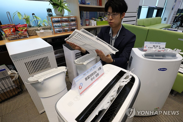 한국소비자원 직원이 8일 정부세종청사 공정위 기자실에서 가정용 이동식 에어컨 품질비교 결과를 공개하고 있다. [연합뉴스]
