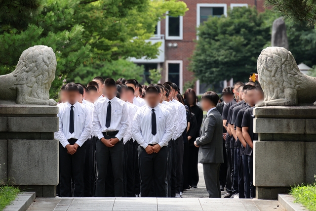 서울 배재고등학교 학생들이 6일 전남광주특별시 광주제일고등학교를 찾아 사과한 뒤 광주학생독립운동기념탑을 참배하고 있다.   [연합뉴스]