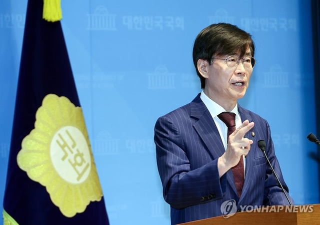 조경태 국민의힘 의원이 8일 국회 소통관에서 기자회견을 열고 당 윤리위원회에 장동혁 대표에 대한 제명 및 출당 처분을 결단해줄 것을 요청하고 있다. 연합뉴스
