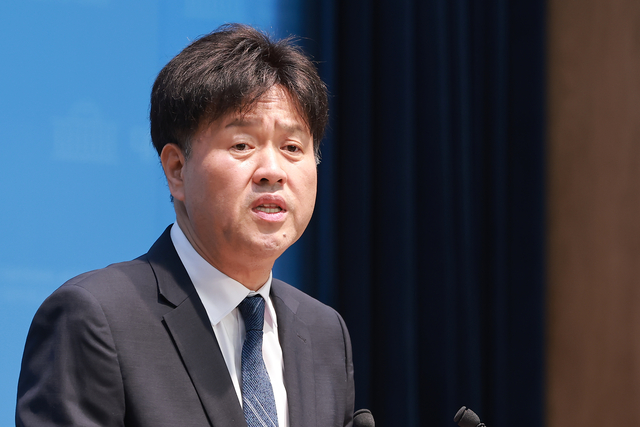김용 전 민주연구원 부원장이 8일 국회 소통관에서 더불어민주당 최고위원 출마를 선언하고 있다. 연합뉴스