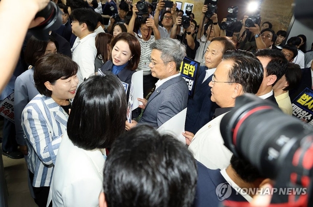 서영교 법사위원장을 비롯한 더불어민주당 소속 법사위원들이 8일 국회 법제사법위원회 전체회의에 참석하기 위해 회의실로 들어서는 가운데 국민의힘 의원들이 회의실 앞에서 국회 후반기 원 구성과 관련해 더불어민주당을 규탄하는 시위를 벌이고 있다. 연합뉴스
