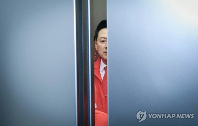장동혁 국민의힘 대표가 여의도 중앙당사에서 엘리베이터를 타고 있는 모습. 연합뉴스 자료사진
