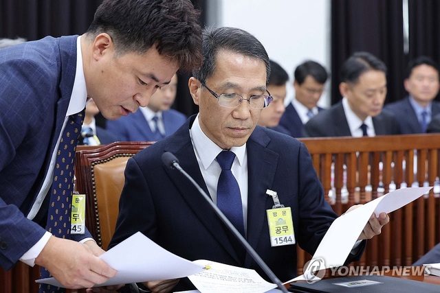 유재성 경찰청장 직무대행이 지난 2025년 11월 6일 국회 본청에서 열린 국회 정보위원회 경찰청 국정감사에 출석해 자료를 살펴보고 있다. [국회사진기자단·연합뉴스]