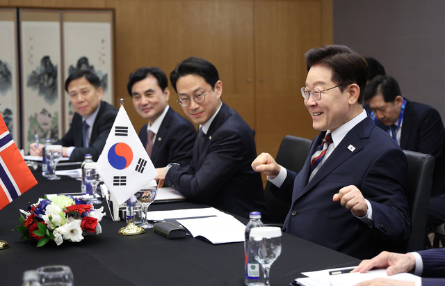 (앙카라=연합뉴스) 김도훈 기자 = 이재명 대통령이 8일(현지시간) 튀르키예 앙카라 한 호텔에서 열린 요나스 가르 스퇴르 노르웨이 총리와의 정상회담에서 발언 중 노르웨이 축구대표팀의 ‘바이킹 노 젓기’ 응원을 따라 하고 있다. 2026.7.8 superdoo82@yna.co.kr