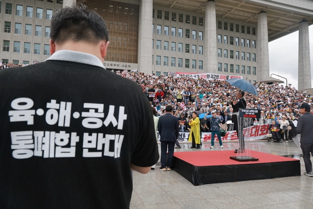 8일 국회 본청 앞 계단에서 육·해·공 3군 사관학교 총동창회, 육사 사관생도 학부모 모임 등이 참석한 가운데 육·해·공군사관학교 통폐합 및 육군사관학교 지방 이전 반대 총궐기 대회가 열리고 있다. [연합뉴스]