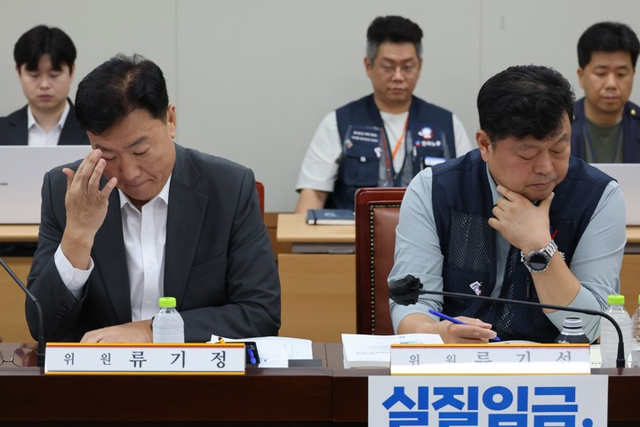9일 정부세종청사 최저임금위원회에서 열린 제13차 전원회의에서 류기정(왼쪽) 한국경영자총협회(경총) 전무와 류기섭(오른쪽) 한국노총 사무총장이 심각한 표정으로 이미선 민노총 부위원장의 발언을 듣고 있다.  [세종=연합뉴스]