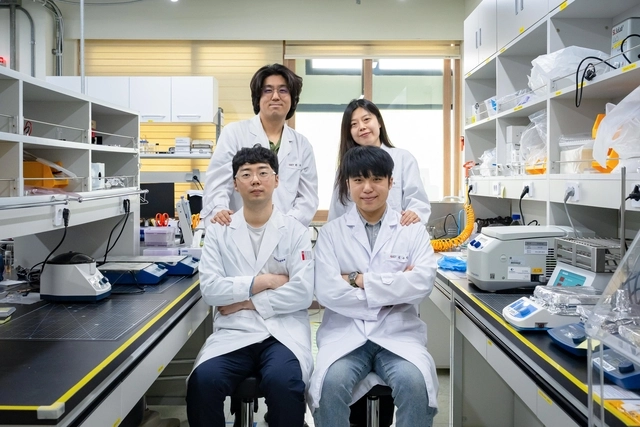정현호(뒷줄 왼쪽부터 시계방향) GIST 교수, 김도은 박사후연구원, 김규린 석박통합과정생, 이주형 석박통합과정생.
