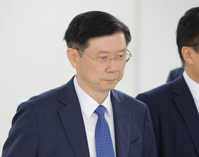 박종준 전 경호처장이 9일 서울 서초구 서울중앙지방법원에서 열린 특수공무집행 방해 혐의 등 1심 선고 공판에 출석하고 있다.   [연합뉴스]