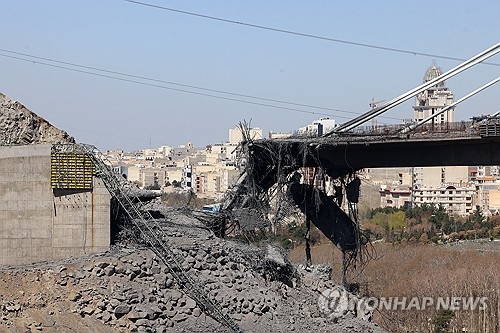 지난 4월 3일(현지시간) 미국의 공습을 받은 이란의 B1 교량 [EPA=연합뉴스 자료사진]